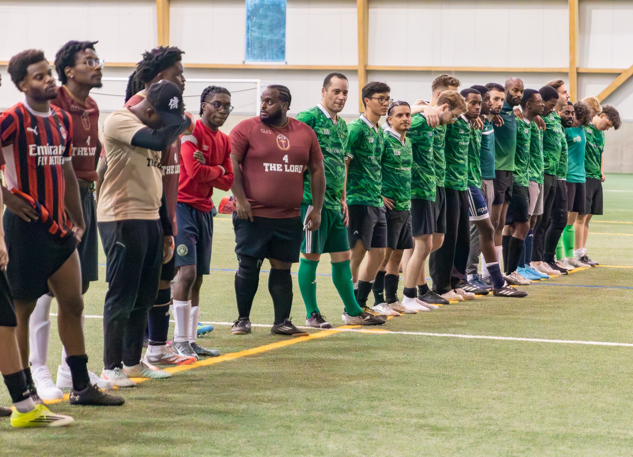 Les joueurs des deux équipes alignés sur le terrain lors de la finale 2026
