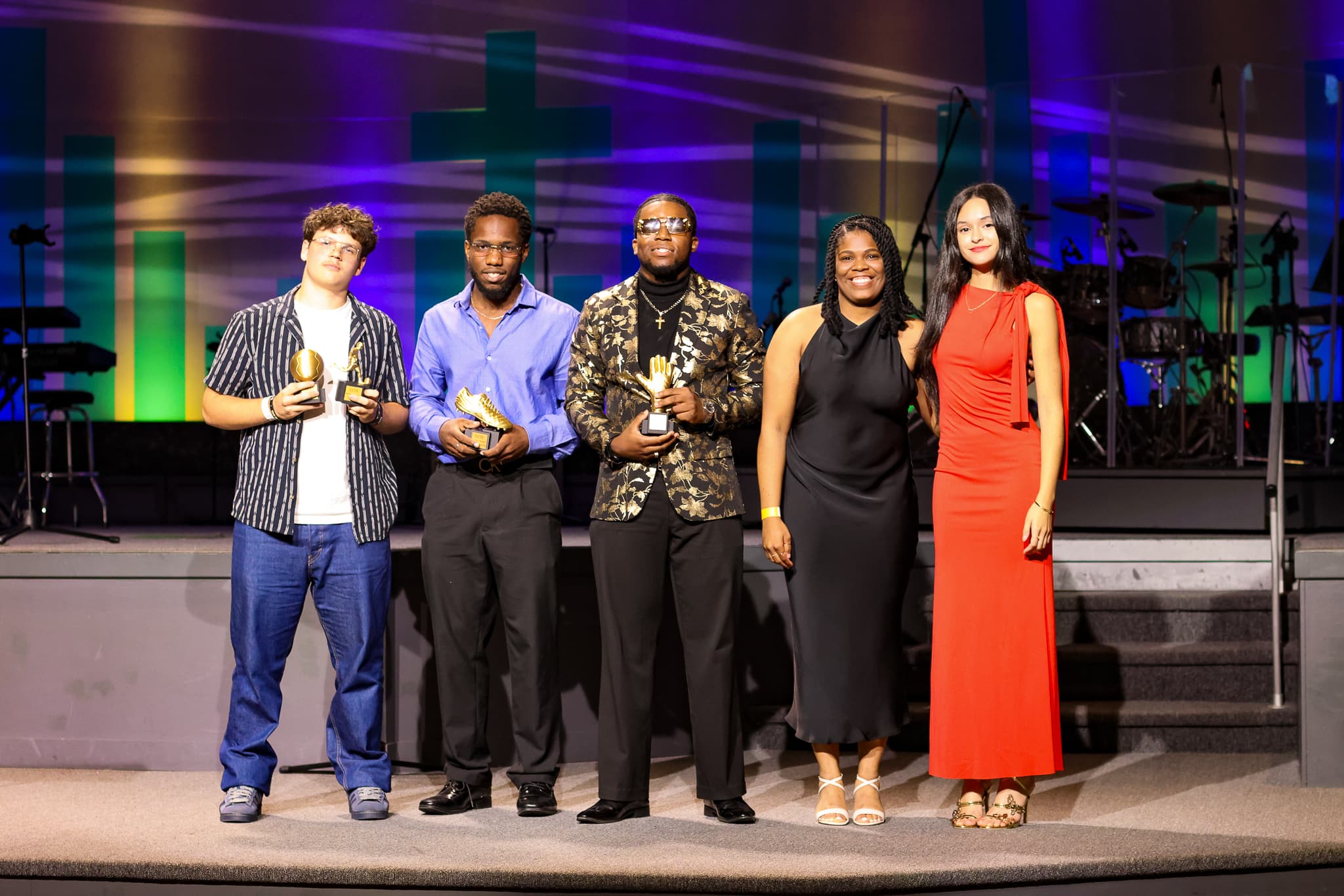 Des joueurs récompensés posent avec leurs trophées sur la scène du gala 2025