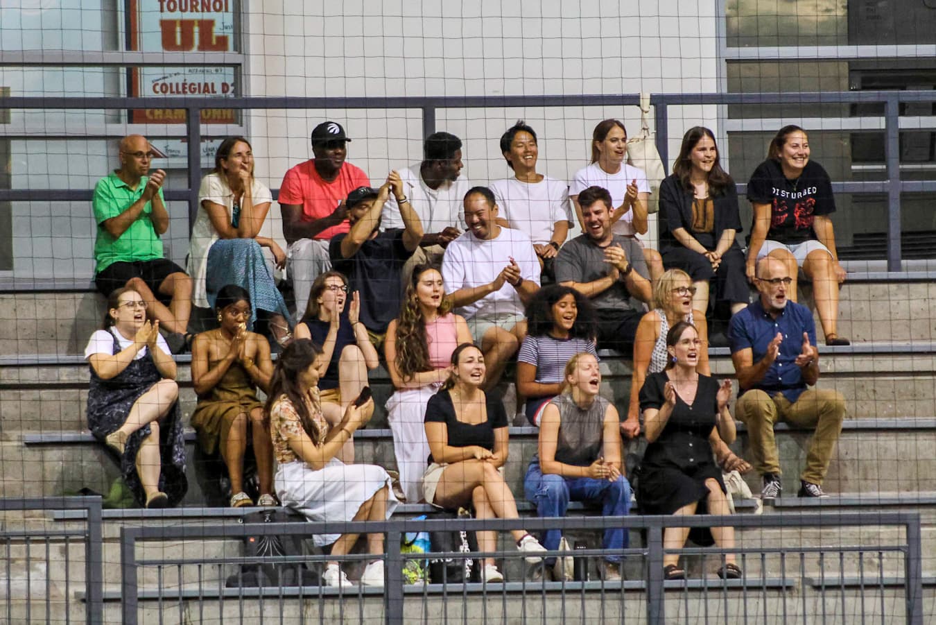Supporters qui applaudissent dans les gradins