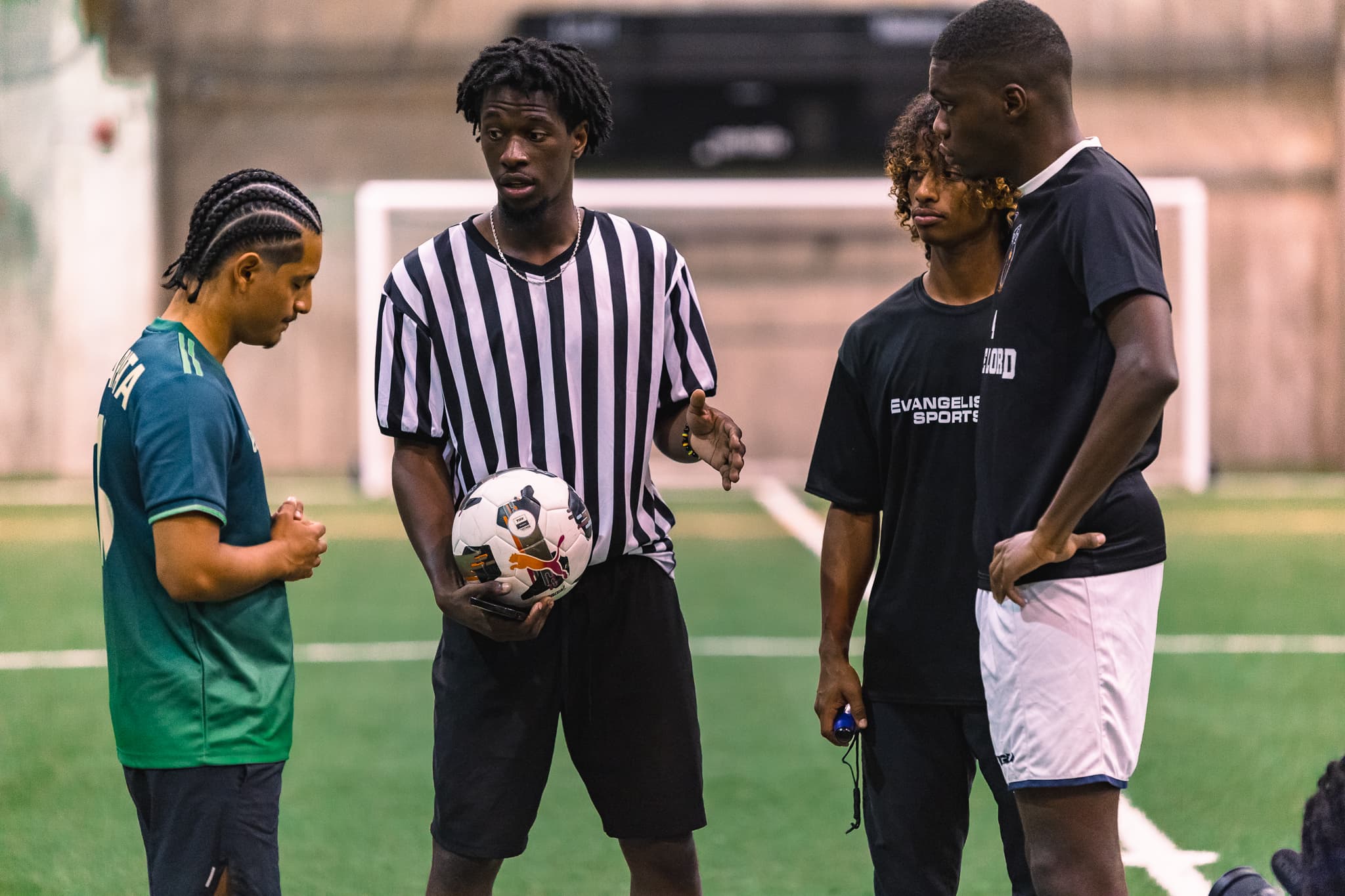 Arbitre de la ligue sur le terrain