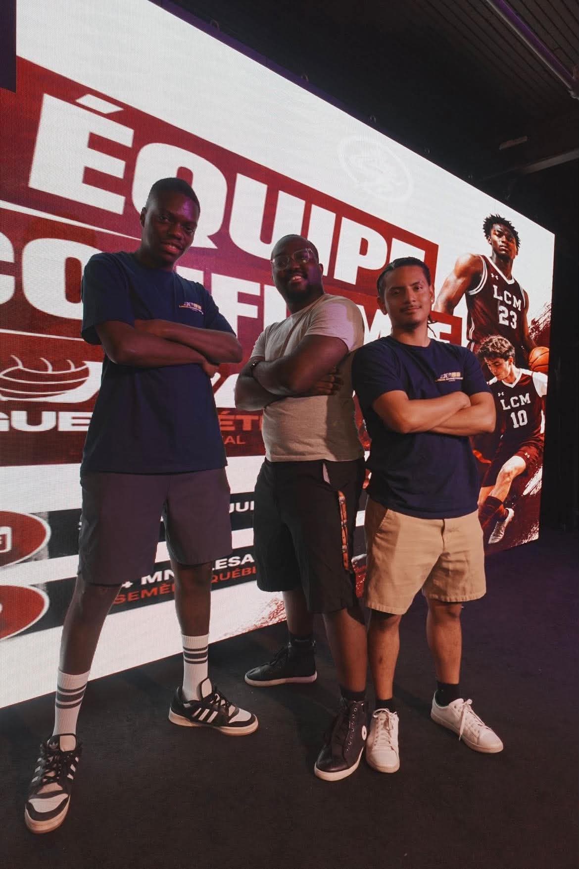 Les trois fondateurs de la LCM, bras croisés devant un écran aux couleurs de la ligue