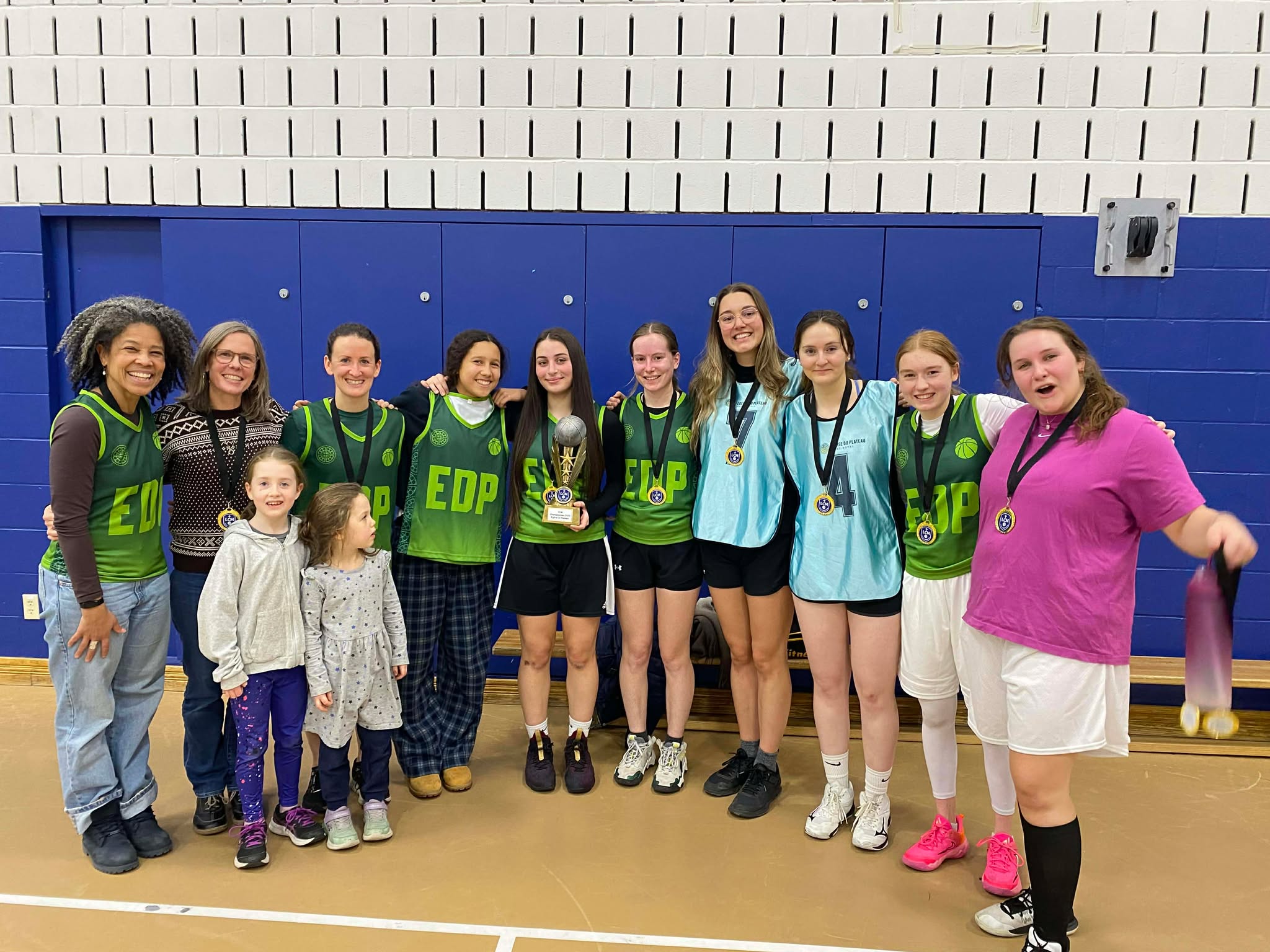 Les joueuses du Plateau, championnes de la saison féminine, posent avec leurs médailles