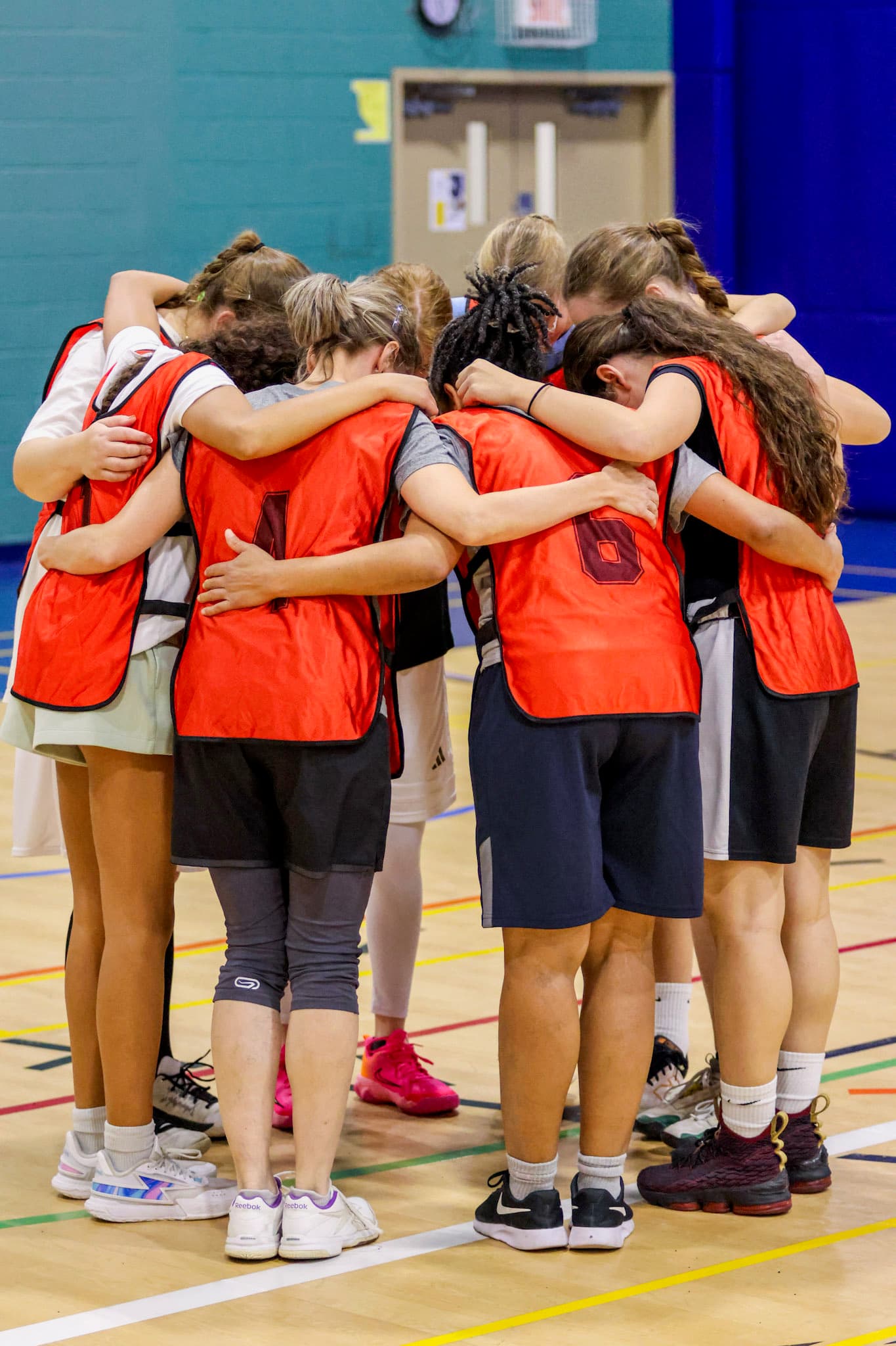 Une équipe féminine regroupée en prière