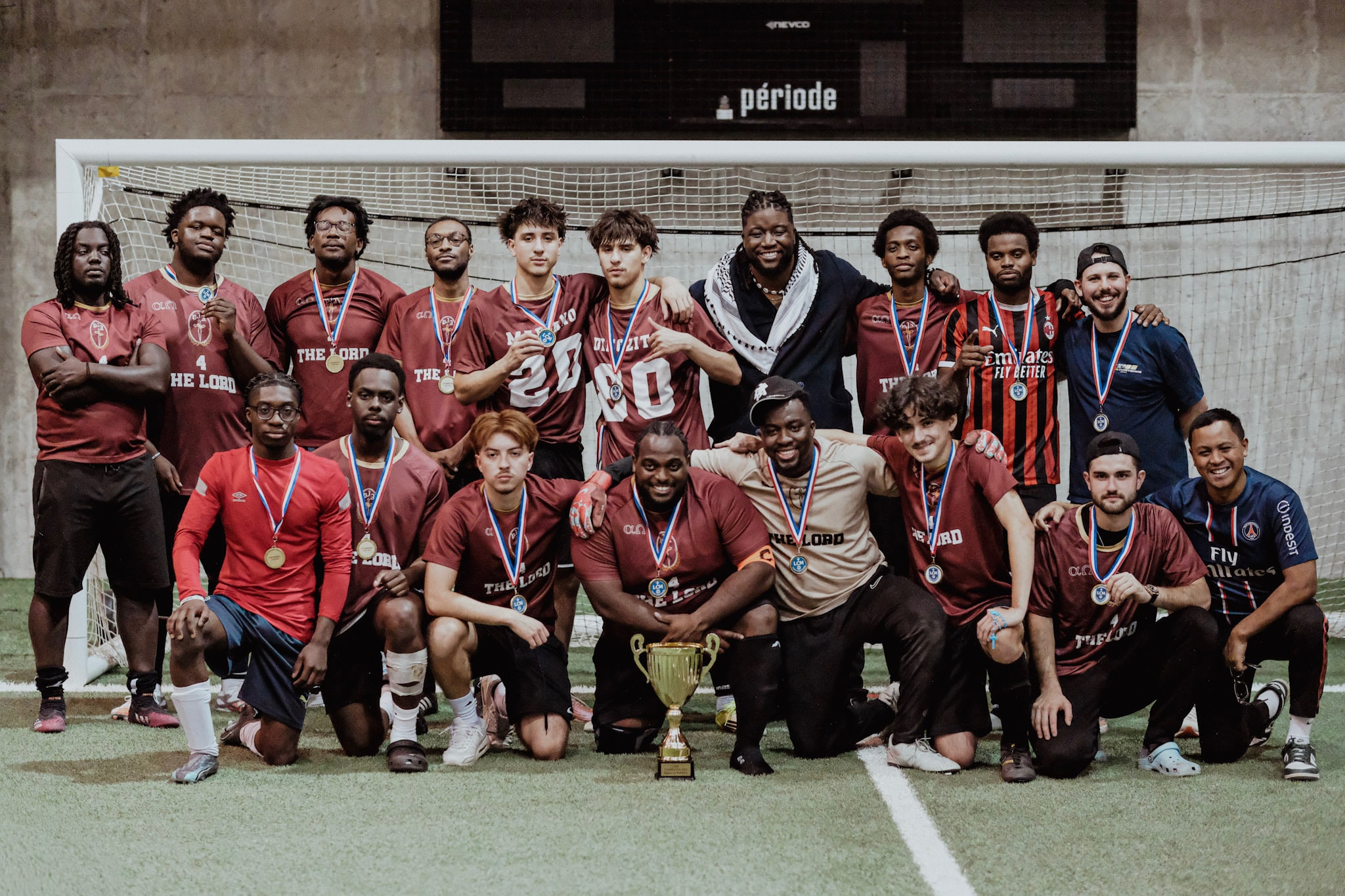 Les joueurs de Portail 2 posent avec leurs médailles de champions 2026