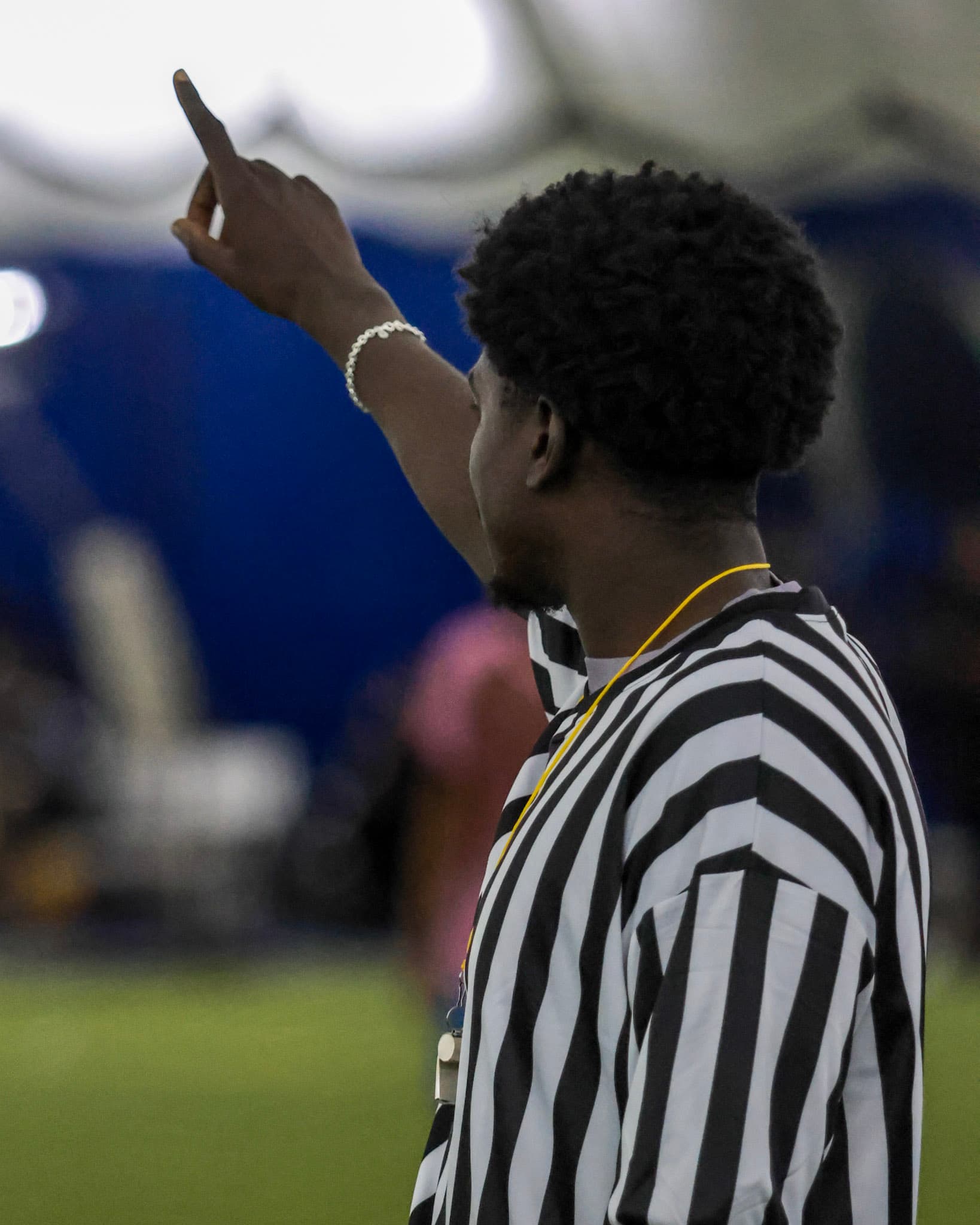 Arbitre de la ligue sur le terrain